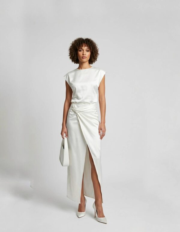 Бел сатенски комплет