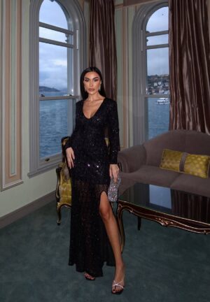 Црн светкав фустан