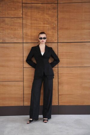 Црно триделно одело