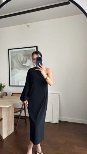 Црн уникатен фустан