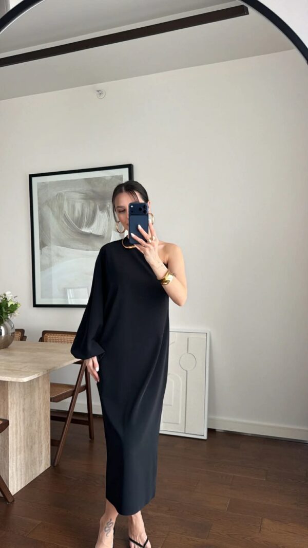 Црн уникатен фустан