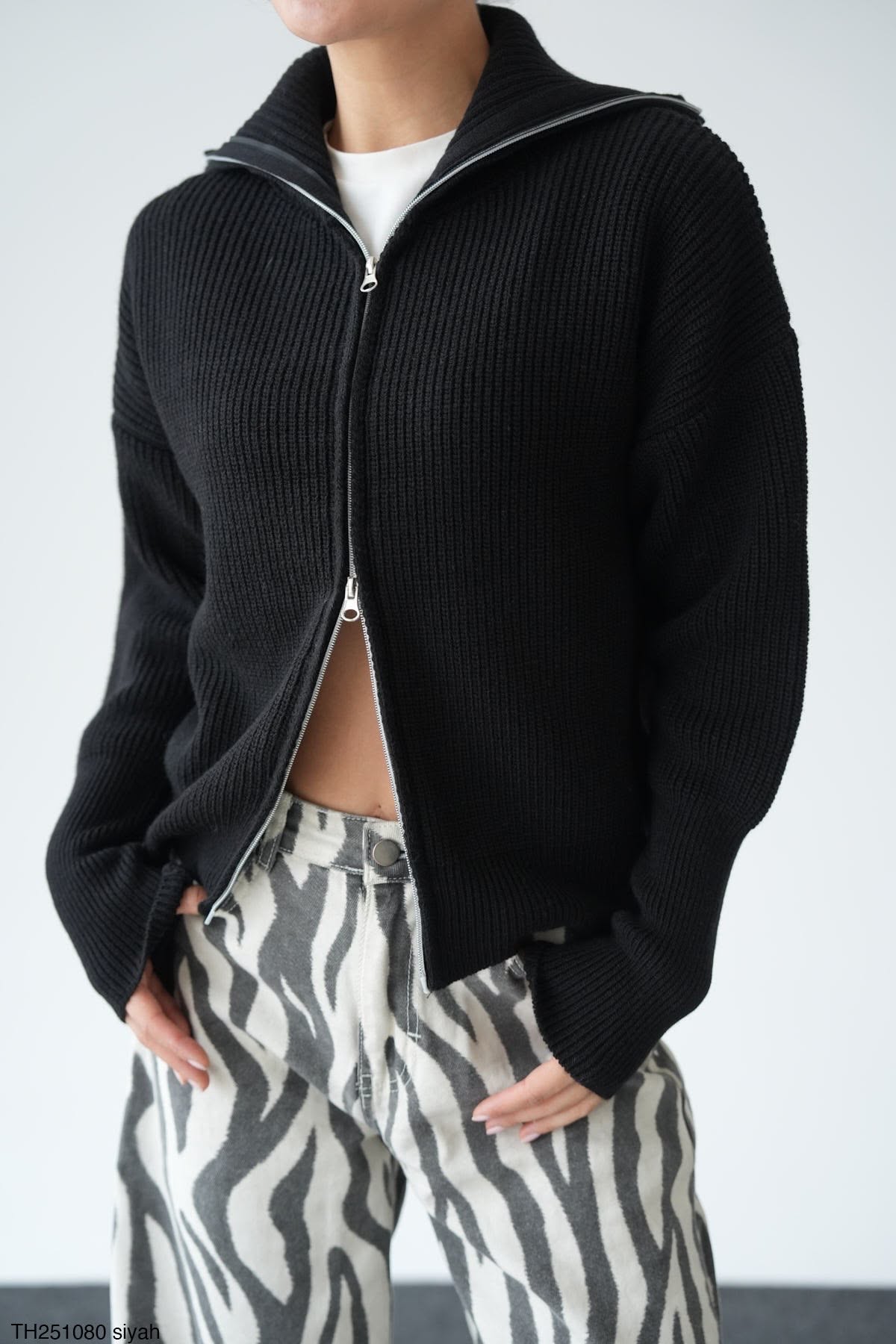 Црн џемпер